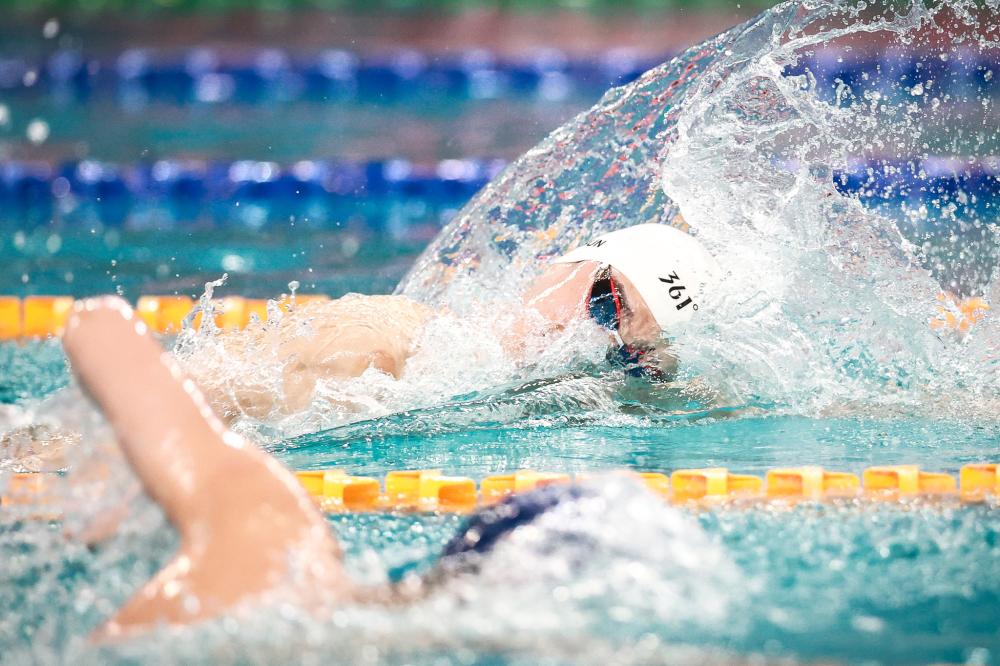 恭喜！李方慧夺得哈尔滨亚冬会中国代表团首金.